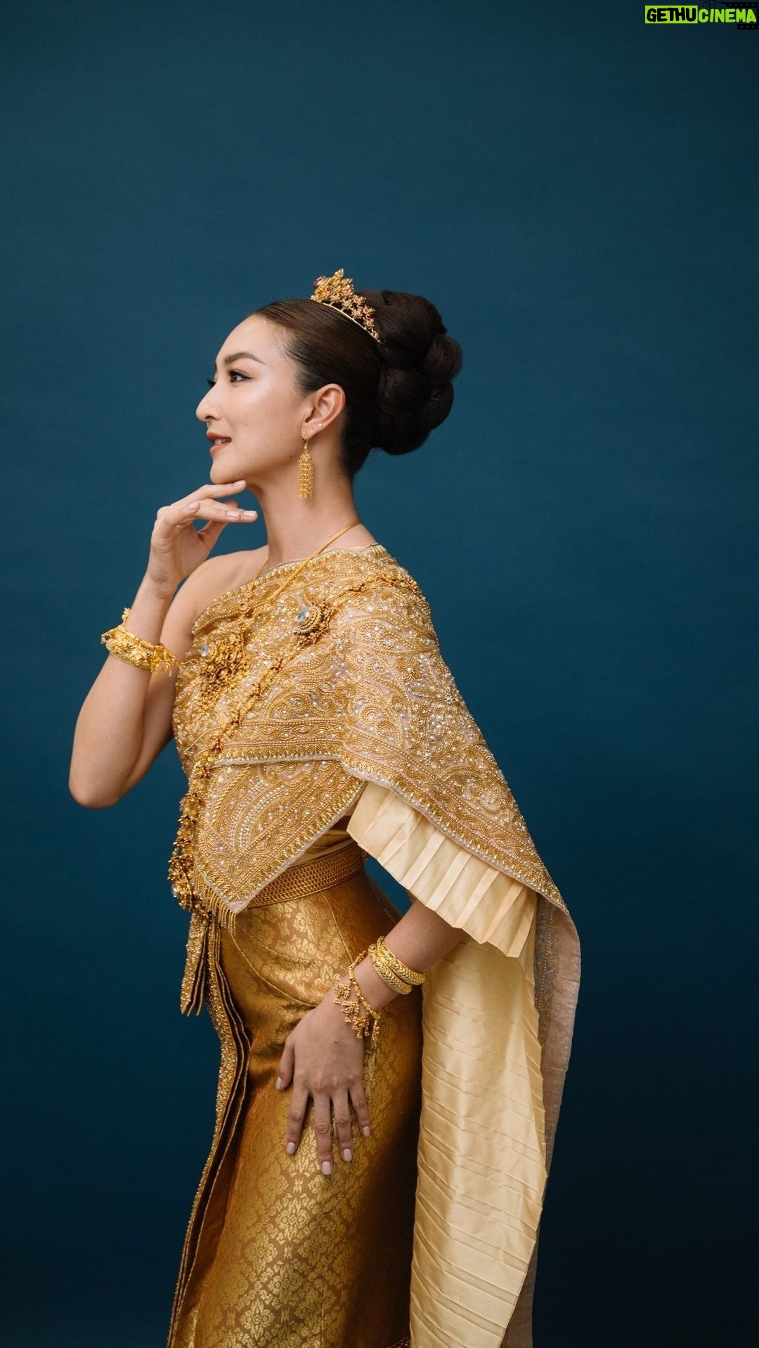 Khemanit Jamikorn Instagram - เป็นเกียรติอย่างยิ่งที่แพนได้เป็นส่วนหนึ่งของโชว์และได้ใส่ชุดไทยจักรพรรดิ โดย @finaleweddingstudio_co.ltd ขอบพระคุณพี่ปลา พี่เก และทีม Finale ทุกคนนะคะ #แพนแพนผ้าไทย #khemanito #แพนเค้กเขมนิจ #pancakekhemanit #pancakekhemanitofficial #แพนเค้ก