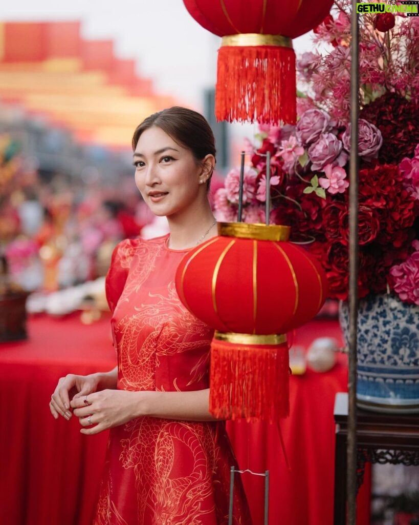 Khemanit Jamikorn Instagram - ❤️🪭🧧🐉 . . . #108ปีสีสันแห่งศรัทธา #ตรุษจีนปากน้ำโพ @kanapotofficial ❤️🐉 @julaherb เมืองปากน้ำโพ นครสวรรค์