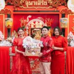 Khemanit Jamikorn Instagram - ตรุษจีนปากน้ำโพ ❤️🙏🏻🪭 เฮงๆๆๆ รวยๆๆๆนะค้า🦢✌🏻🐉🧧🪭 ขอบพระคุณพี่โจ พี่แอน และ พี่ๆทีม JULAHERBทุกท่านค่ะ🙏🏻💚 . . . #108ปีสีสันแห่งศรัทธา @mommy.pam.pam.pam @kanapotofficial 💚🧡🧡❤️🩷🩵💙💜💖 @teddyhouse_thailand @nun_sunday27 @powerthanat @memories__traveler @julaherb เมืองปากน้ำโพ นครสวรรค์