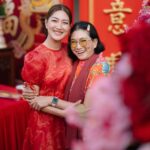 Khemanit Jamikorn Instagram - ตรุษจีนปากน้ำโพ ❤️🙏🏻🪭 เฮงๆๆๆ รวยๆๆๆนะค้า🦢✌🏻🐉🧧🪭 ขอบพระคุณพี่โจ พี่แอน และ พี่ๆทีม JULAHERBทุกท่านค่ะ🙏🏻💚 . . . #108ปีสีสันแห่งศรัทธา @mommy.pam.pam.pam @kanapotofficial 💚🧡🧡❤️🩷🩵💙💜💖 @teddyhouse_thailand @nun_sunday27 @powerthanat @memories__traveler @julaherb เมืองปากน้ำโพ นครสวรรค์