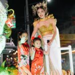 Khemanit Jamikorn Instagram - พาหลานๆมาดูขบวนตรุษจีน ตื่นเต้นกันใหญ่เลย😙💖🧧❤️🪭👍🏻 1 ปีมี1 ครั้งยิ่งใหญ่อลังการ ต้องได้มาเห็นกับตาจริงๆค่ะ😍🙏🏻🐉❤️ . . . ขอบคุณ PANCAKE TEAM ทุกคนนะคะ 🩷 @mommy.pam.pam.pam @putteros @ingomojo @patchapatchaa @katoonzz @powerthanat @hellozomzaa @nun_sunday27 @chaisiri_stylist @ty_nueng @memories__traveler 🐉🪽🦢