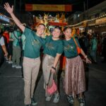 Khemanit Jamikorn Instagram - พาหลานๆมาดูขบวนตรุษจีน ตื่นเต้นกันใหญ่เลย😙💖🧧❤️🪭👍🏻 1 ปีมี1 ครั้งยิ่งใหญ่อลังการ ต้องได้มาเห็นกับตาจริงๆค่ะ😍🙏🏻🐉❤️ . . . ขอบคุณ PANCAKE TEAM ทุกคนนะคะ 🩷 @mommy.pam.pam.pam @putteros @ingomojo @patchapatchaa @katoonzz @powerthanat @hellozomzaa @nun_sunday27 @chaisiri_stylist @ty_nueng @memories__traveler 🐉🪽🦢