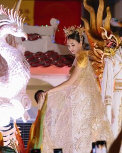 Khemanit Jamikorn Instagram - 108ปี ตรุษจีนปากน้ำโพ มากับจุฬาเฮิร์บค่ะ ครั้งแรกที่ได้มีโอกาสเห็นประเพณีตรุษจีนที่งดงาม และได้ร่วมขบวนแห่ที่ยิ่งใหญ่ของจังหวัดนครสวรรค์ค่ะ 🪭❤️🌤️ 🙏🏻 เป็นเกียรติมากๆๆค่ะ 💛🧡❤️🩷🪭🧧 . . . #108ปีสีสันแห่งศรัทธา @julaherb 🩷🪭 #ปีมังกรทอง #ราชินีหงษ์สวรรค์ @powerthanat @nun_sunday27 @memories__traveler @chaisiri_stylist @ty_nueng 💕💕💕 นครสววรรค์
