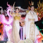 Khemanit Jamikorn Instagram - 108ปี ตรุษจีนปากน้ำโพ มากับจุฬาเฮิร์บค่ะ ครั้งแรกที่ได้มีโอกาสเห็นประเพณีตรุษจีนที่งดงาม และได้ร่วมขบวนแห่ที่ยิ่งใหญ่ของจังหวัดนครสวรรค์ค่ะ 🪭❤️🌤️ 🙏🏻 เป็นเกียรติมากๆๆค่ะ 💛🧡❤️🩷🪭🧧 . . . #108ปีสีสันแห่งศรัทธา @julaherb 🩷🪭 #ปีมังกรทอง #ราชินีหงษ์สวรรค์ @powerthanat @nun_sunday27 @memories__traveler @chaisiri_stylist @ty_nueng 💕💕💕 นครสววรรค์
