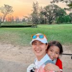 Khemanit Jamikorn Instagram - 𝑮𝒐𝒍𝒇 𝒕𝒊𝒎𝒆 = 𝑭𝒂𝒎𝒊𝒍𝒚 𝒕𝒊𝒎𝒆 ⛳️🏌🏻‍♀️🌤️ 💕 . . . #panpangolffamily #nonstopgolfgang 😉🩷⛳️😙✌🏻🧡 #panpancakeluvgolf