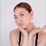 Khemanit Jamikorn Instagram - 📌คุ้มอีกแล้ว พลาดไม่ได้กับ 3.3 Bobbi Brown x Lazada ถ้าอยากปากฉ่ำอิ่มฟู ต้องเซตนี้เลย Extra Lip Tint และ Extra Plump Lip Serum! ✨ ❣️กดสั่งและชำระภายในวันที่ 3 มีนาคม 67 ได้ตั้งแต่เที่ยงคืนเลย! แนะนำให้กดภายในเที่ยงคืน - ตี 2 เพราะจะได้รับของแถมเพิ่มถึง 2 ชิ้นไปด้วยน้า ไปช้อปกันเยอะๆ รับรองคุ้มมาก แพนแนะนำเลยค่ะ! 🤟🏻🩷 @bobbibrownthailand