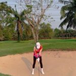 Khemanit Jamikorn Instagram - 🏌🏻‍♀️⛳️” ไม่เคยเหมือนกันเลยซักวัน “ ใจนั้นก็ตื่นเต้นเห็นสนามยาวๆอยากตีไปให้ไกล😮‍💨 พอเห็นน้ำ ก็ใจสั่นตกน้ำแน่ .. ก็ตกจริงๆ55555 💦 การตีกอล์ฟคือนอกจากฝีมือ ก็ #เรื่องของใจนี่แหละค่ะ 😂👍🏻🩷🌤️ . . . โปรพ่อหนุ่ยประกบทุกคน ตีไปสอนไป เสียงพ่อทำให้มั่นใจขึ้นมากเลยค่ะ 😉👍🏻⛳️🩷 ขอบคุณนะคะ เลิฟยูวแดดดี้ 🙏🏻😙 #panpangolffamily #nonstopgolfgang ⛳️ #panpanfamily