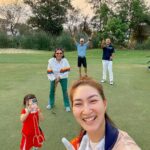 Khemanit Jamikorn Instagram - 🏌🏻‍♀️⛳️” ไม่เคยเหมือนกันเลยซักวัน “ ใจนั้นก็ตื่นเต้นเห็นสนามยาวๆอยากตีไปให้ไกล😮‍💨 พอเห็นน้ำ ก็ใจสั่นตกน้ำแน่ .. ก็ตกจริงๆ55555 💦 การตีกอล์ฟคือนอกจากฝีมือ ก็ #เรื่องของใจนี่แหละค่ะ 😂👍🏻🩷🌤️ . . . โปรพ่อหนุ่ยประกบทุกคน ตีไปสอนไป เสียงพ่อทำให้มั่นใจขึ้นมากเลยค่ะ 😉👍🏻⛳️🩷 ขอบคุณนะคะ เลิฟยูวแดดดี้ 🙏🏻😙 #panpangolffamily #nonstopgolfgang ⛳️ #panpanfamily