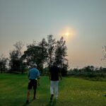 Khemanit Jamikorn Instagram - 🏌🏻‍♀️⛳️” ไม่เคยเหมือนกันเลยซักวัน “ ใจนั้นก็ตื่นเต้นเห็นสนามยาวๆอยากตีไปให้ไกล😮‍💨 พอเห็นน้ำ ก็ใจสั่นตกน้ำแน่ .. ก็ตกจริงๆ55555 💦 การตีกอล์ฟคือนอกจากฝีมือ ก็ #เรื่องของใจนี่แหละค่ะ 😂👍🏻🩷🌤️ . . . โปรพ่อหนุ่ยประกบทุกคน ตีไปสอนไป เสียงพ่อทำให้มั่นใจขึ้นมากเลยค่ะ 😉👍🏻⛳️🩷 ขอบคุณนะคะ เลิฟยูวแดดดี้ 🙏🏻😙 #panpangolffamily #nonstopgolfgang ⛳️ #panpanfamily