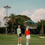 Khemanit Jamikorn Instagram - สู้กับตัวเอง ⛳️🏌🏻‍♀️🌤️ มาฝึกการอยู่กับแดดยาวๆ … ยาวไปเลยค่ะ กิจกรรมครอบครัวที่ทุกคนจริงจังกันมาก✌🏻😃 . . . #panpanfamily #panpanhappyday 💚💛🧡❤️🩷🩵💙💜💖 #momentintimebysaks #panpancakelovegolf #panpangolffamily #nonstopgolfgang
