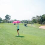 Khemanit Jamikorn Instagram - สู้กับตัวเอง ⛳️🏌🏻‍♀️🌤️ มาฝึกการอยู่กับแดดยาวๆ … ยาวไปเลยค่ะ กิจกรรมครอบครัวที่ทุกคนจริงจังกันมาก✌🏻😃 . . . #panpanfamily #panpanhappyday 💚💛🧡❤️🩷🩵💙💜💖 #momentintimebysaks #panpancakelovegolf #panpangolffamily #nonstopgolfgang
