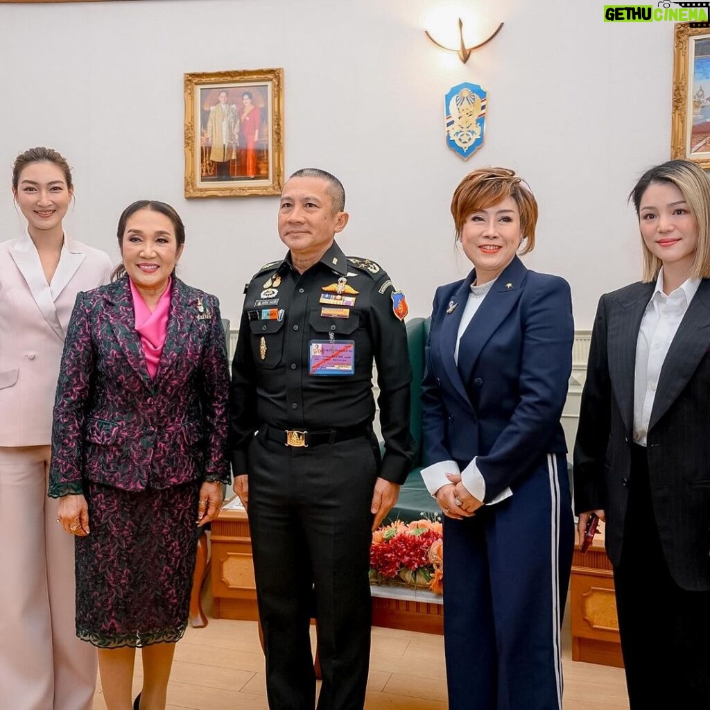 Khemanit Jamikorn Instagram - เป็นเกียรติอย่างยิ่งที่ได้มีโอกาสเป็นส่วนหนึ่งในกิจกรรมของ กองทัพไทย ที่มุ่งเน้นการเพิ่มโอกาส ส่งเสริม และ ยกระดับความสามารถของนายทหารหญิง เพื่อเป็นแนวทางในการเจริญเติบโตในกาารทำงานต่อไปค่ะ ได้ร่วมพูดคุยในหัวข้อ #การพัฒนาศักยภาพของนายทหารหญิงของกองทัพไทย ค่ะ ทุกๆคนมีศักยภาพในตัวเองมากมาย ขอให้เชื่อมั่นในตัวเอง เห็นคุณค่าในตัวเรา และ มีจิตใจที่แข็งแรงในการไปให้ถึงสิ่งที่ตั้งใจนะคะ 👍🏻🙏🏻🩷 ดีใจมากๆที่ได้เจอ พี่อ้อย พี่อ๋อย และ พี่เดียร์ ผู้หญิงเก่งทั้งสามท่านค่ะ💖👍🏻✨😄 . . . #แพนแพนเรื่องราวดีดี #youknowwhatimwearing 🩷