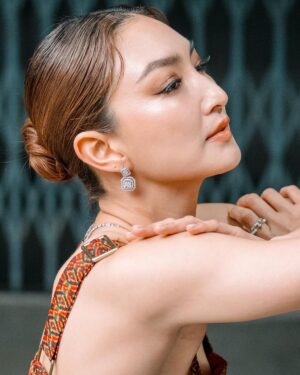 Khemanit Jamikorn Instagram - Make everyday beautiful💛🧡🤎 
.
.
.
#panpanworkmode #panpanhappyday #panpaninworkpoint @longchampth @benela_fashionmaker @kindjewelry.official @kokodanger @powerthanat 🤍🧡🤎👍🏻🌞