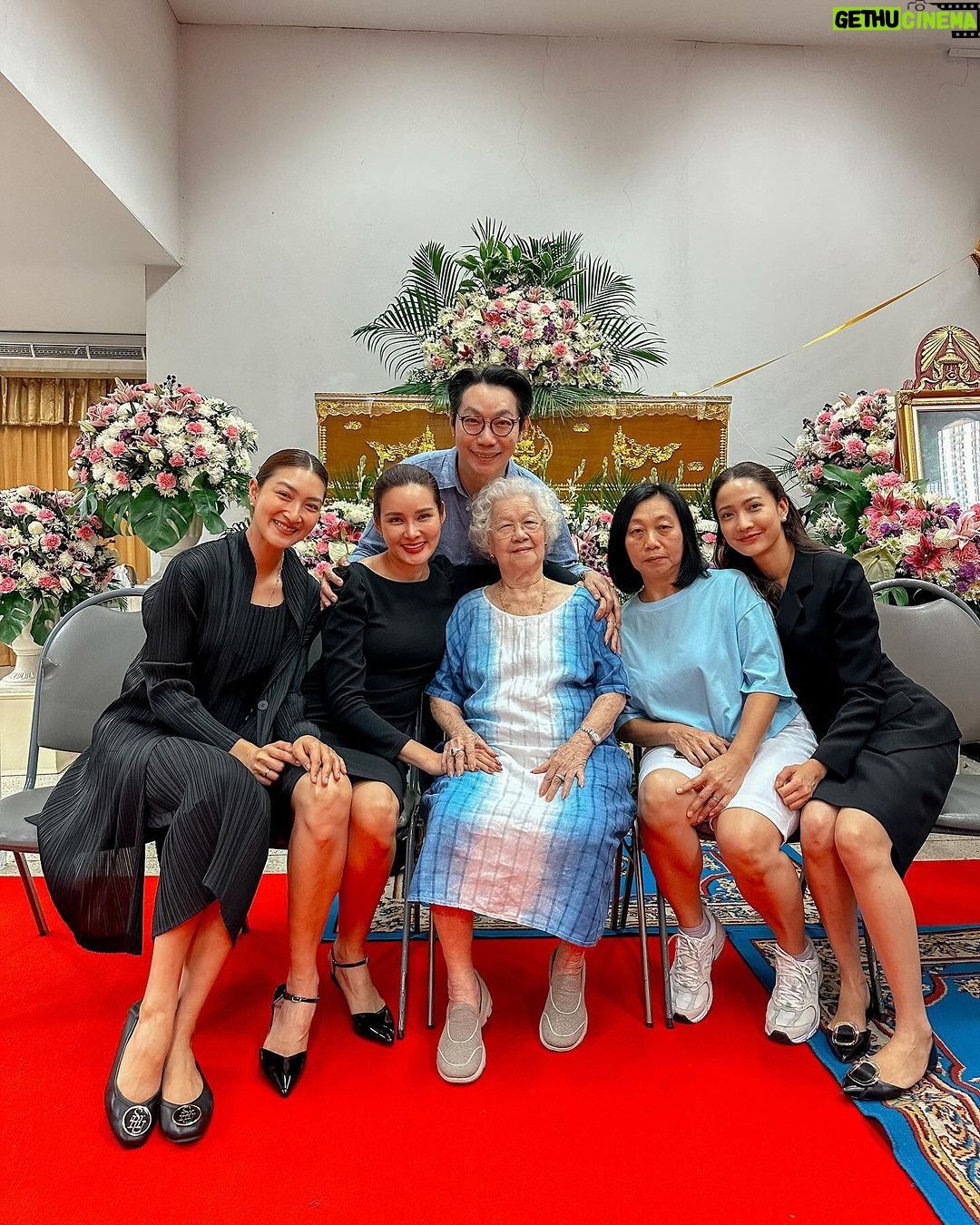 Khemanit Jamikorn Instagram - กอดๆๆๆๆส่งพลังให้ มะม๊า พี่เอ และ ครอบครัวนะคะ 🤍🤍🤍🙏🏻 . . . พวกเรารักแนนนี่ค่ะ @a_tiwakorn 🤍🩵 @nateethep @mommy.pam.pam.pam @saksoonthorn_rise @putteros @patchapatchaa @ingomojo 🩵