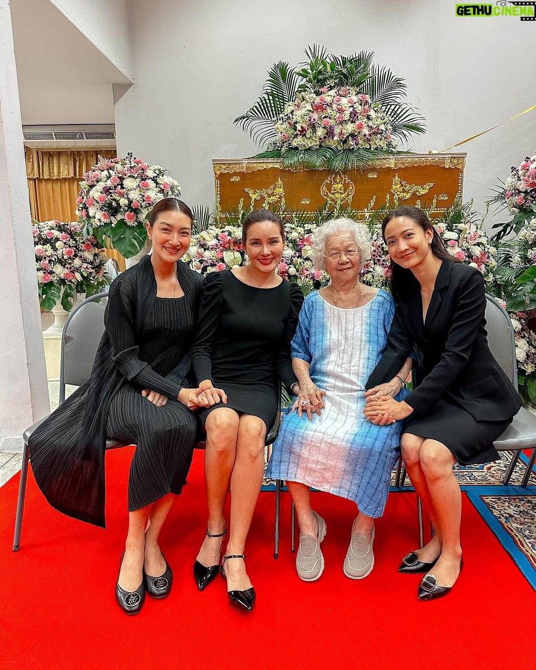 Khemanit Jamikorn Instagram - กอดๆๆๆๆส่งพลังให้ มะม๊า พี่เอ และ ครอบครัวนะคะ 🤍🤍🤍🙏🏻 . . . พวกเรารักแนนนี่ค่ะ @a_tiwakorn 🤍🩵 @nateethep @mommy.pam.pam.pam @saksoonthorn_rise @putteros @patchapatchaa @ingomojo 🩵