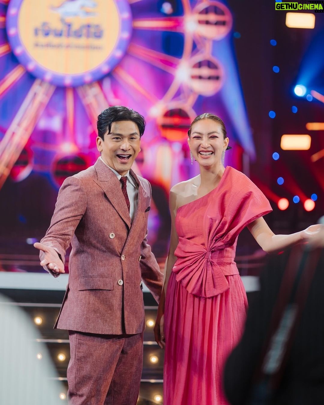 Khemanit Jamikorn Instagram - GOOD VIBES . EVERYDAY , ALL DAY. 👍🏻 . . . #panpaninworkpoint #ชิงช้าสวรรค์2024 🎡✨ @c_g_l_official @kindjewelry.official @kokodanger @powerthanat ☺️✨👱🏼♀️🧡