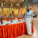 Khemanit Jamikorn Instagram - รับพรจากพระอาจารย์ค่ะ🙏🏻 . . . วันเกิดแม่ปีนี้ ขอแค่ให้ลูกๆมาสวดมนต์รับพลังบุญด้วยกันก็พอแล้ว😄🤍🙏🏻 @mommy.pam.pam.pam @saksoonthorn_rise @patchapatchaa @ingomojo 🤍 #pamhappyandhealthy 🌞 วัดเทพสรธรรมมาราม วัดหลวงปู่สรวง จังหวัดปทุมธานี