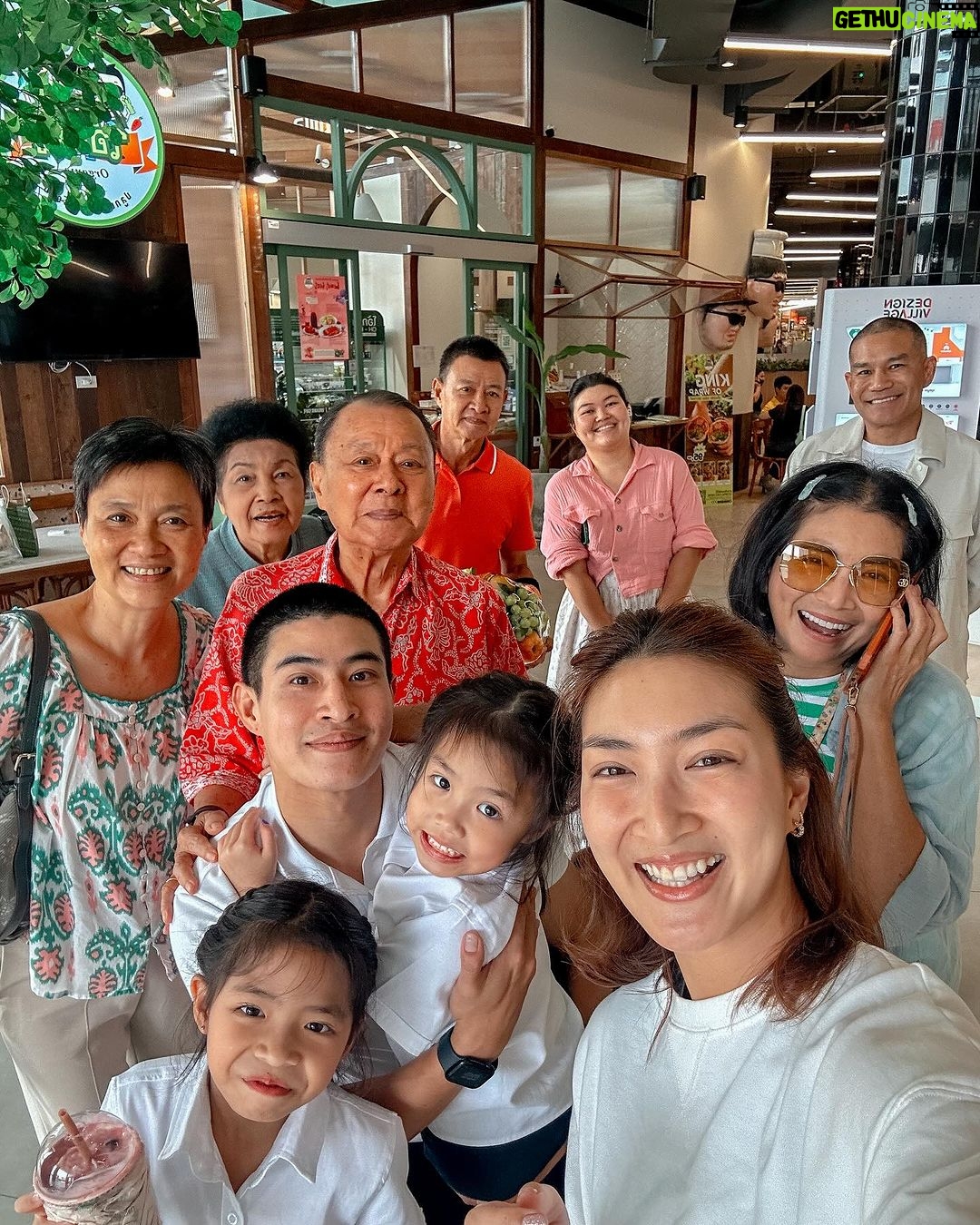 Khemanit Jamikorn Instagram - 𝐇𝐚𝐩𝐩𝐲 𝐁𝐢𝐫𝐭𝐡𝐝𝐚𝐲คุณปู่ค่ะ🎂✌🏻🩷 ปู่แข็งแรง สดใสเสมอเลยค่ะ🩵😍👴🏼🌞 . . . #panpanfamilly @nateethep @mommy.pam.pam.pam @saksoonthorn_rise @putteros @ingomojo @patchapatchaa 💚💛🧡❤️🩷🩵💙💜🤍