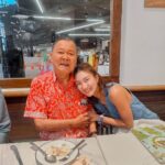 Khemanit Jamikorn Instagram - 𝐇𝐚𝐩𝐩𝐲 𝐁𝐢𝐫𝐭𝐡𝐝𝐚𝐲คุณปู่ค่ะ🎂✌🏻🩷 ปู่แข็งแรง สดใสเสมอเลยค่ะ🩵😍👴🏼🌞 . . . #panpanfamilly @nateethep @mommy.pam.pam.pam @saksoonthorn_rise @putteros @ingomojo @patchapatchaa 💚💛🧡❤️🩷🩵💙💜🤍