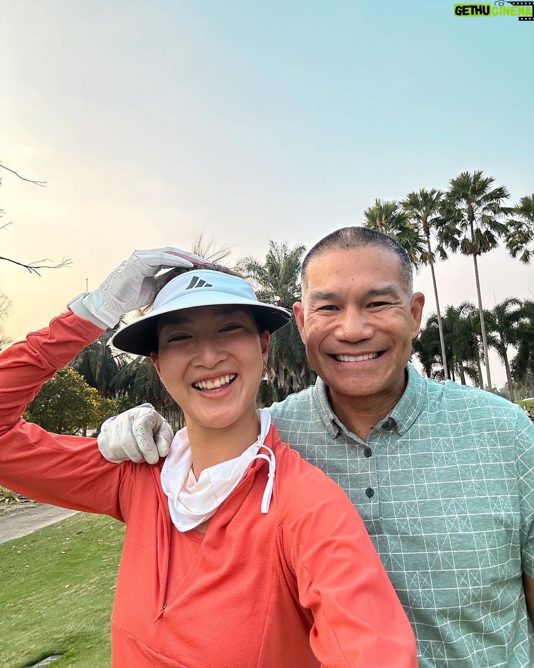 Khemanit Jamikorn Instagram - Happy SUNDAY 🌞 แดดดี อากาศดี แต่ตี….😅 ค่อยเป็นค่อยไป แค่สุขใจก็พอ😄 ✌🏻✨👌🏻⛳️ . . . #panpangolffamily #nonstopgolfgang @summitgreenvalleychiangmai #panpancakelovegolf 💚💛🧡❤️🩷🩵💙💜💖 Summit Green Valley Chiangmai Country Club