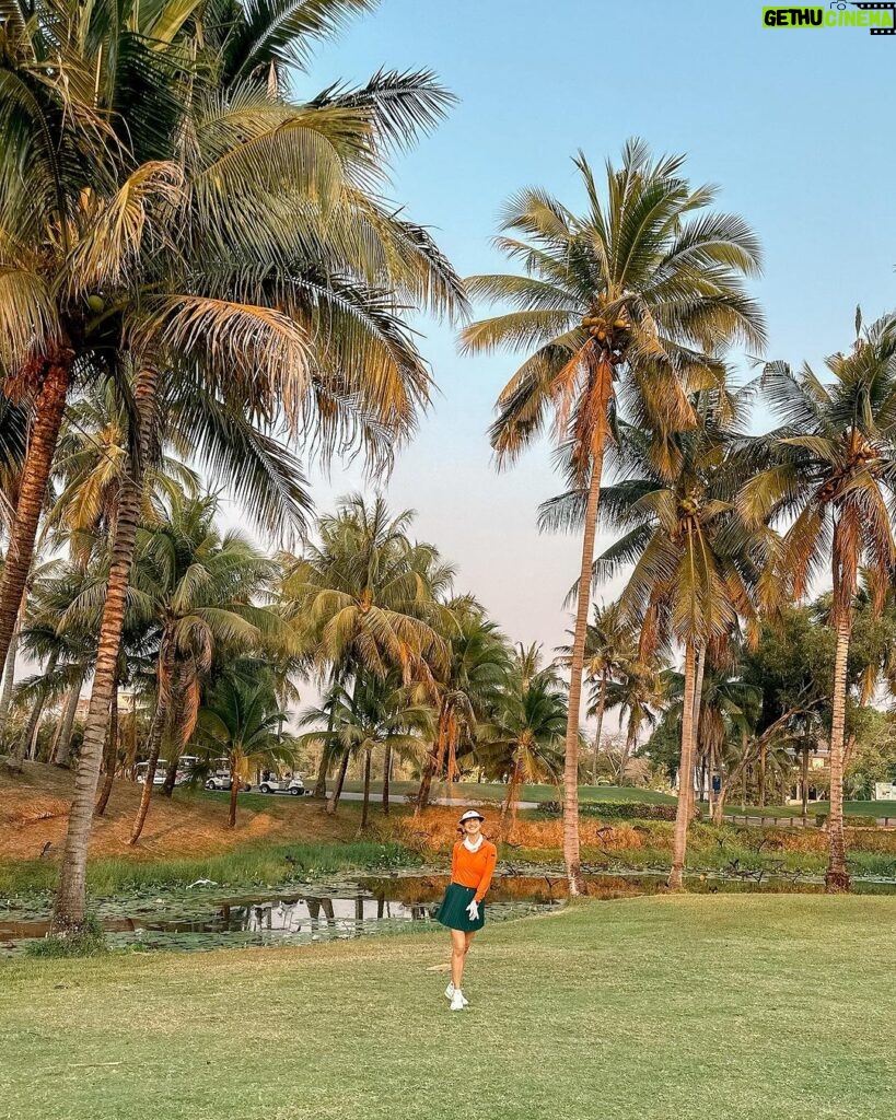 Khemanit Jamikorn Instagram - Happy SUNDAY 🌞 แดดดี อากาศดี แต่ตี….😅 ค่อยเป็นค่อยไป แค่สุขใจก็พอ😄 ✌🏻✨👌🏻⛳ . . . #panpangolffamily #nonstopgolfgang @summitgreenvalleychiangmai #panpancakelovegolf 💚💛🧡❤🩷🩵💙💜💖 Summit Green Valley Chiangmai Country Club