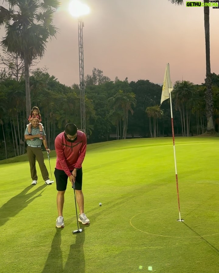 Khemanit Jamikorn Instagram - Happy SUNDAY 🌞 แดดดี อากาศดี แต่ตี….😅 ค่อยเป็นค่อยไป แค่สุขใจก็พอ😄 ✌🏻✨👌🏻⛳️ . . . #panpangolffamily #nonstopgolfgang @summitgreenvalleychiangmai #panpancakelovegolf 💚💛🧡❤️🩷🩵💙💜💖 Summit Green Valley Chiangmai Country Club
