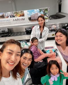 Khemanit Jamikorn Instagram - Weekend Vibes✌🏻⛳️ 🏌🏻‍♀️😄 เรื่องเล่นพวกเราจริงจังเสมอ … มาถึงจุดเอาถุงกอล์ฟเดินทางด้วยแล้วค่ะ55555🤭🌞⛳️😄🩷 . . . ✈️ #nonstopgolfgang #panpangolffamily #panpanfamily 💚💛🧡❤️🩷🩵💙💜💖