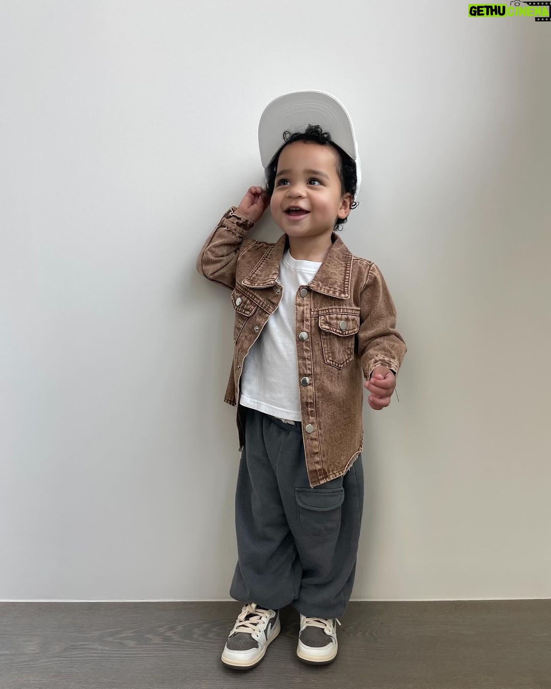 Khloé Kardashian Instagram - Obsessed with them 😍