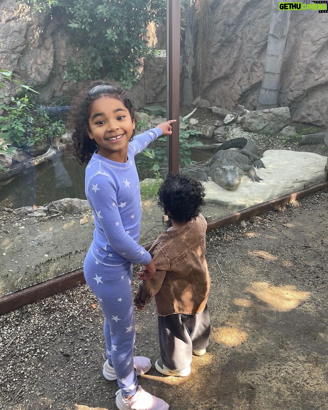 Khloé Kardashian Instagram - Obsessed with them 😍