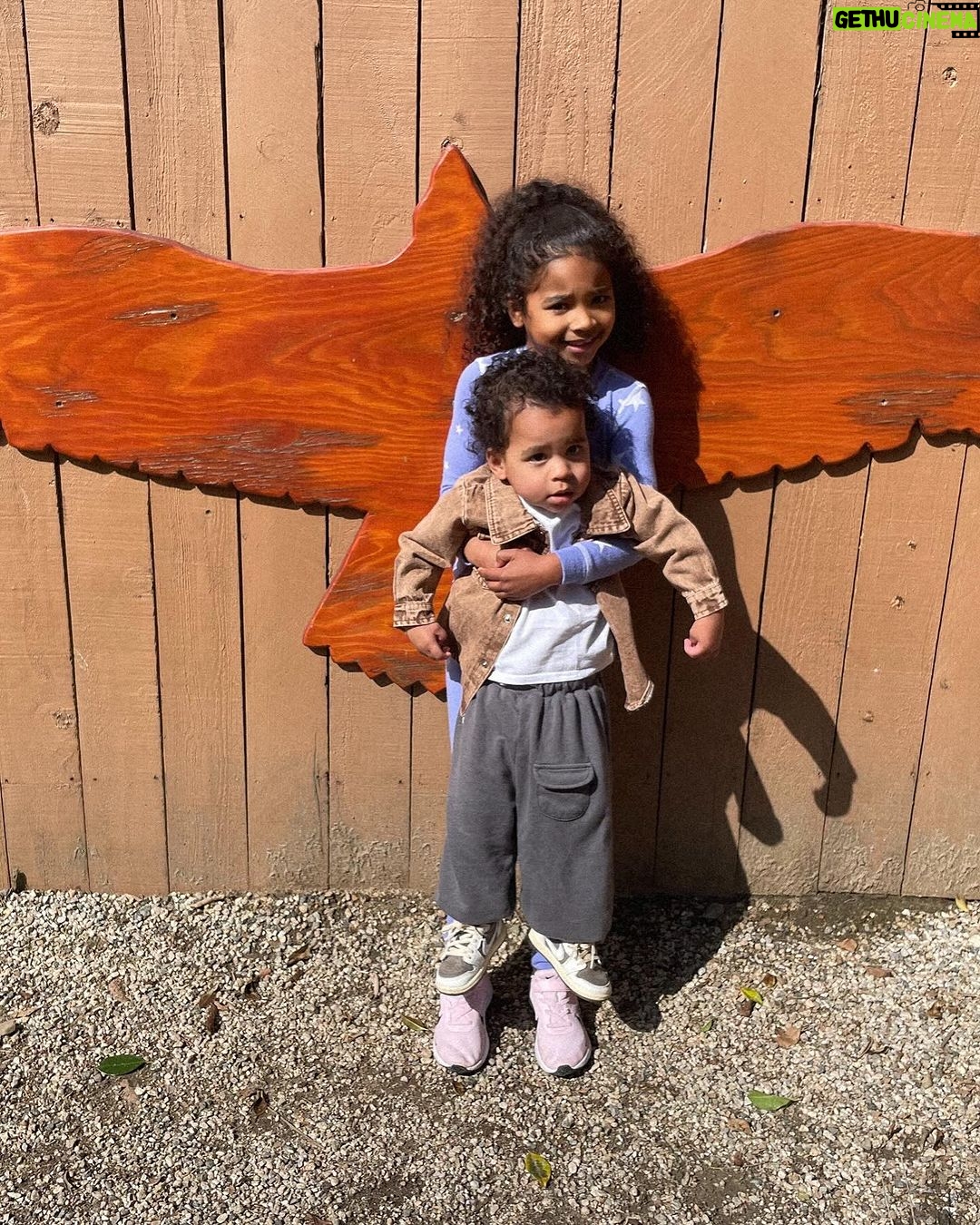 Khloé Kardashian Instagram - Obsessed with them 😍