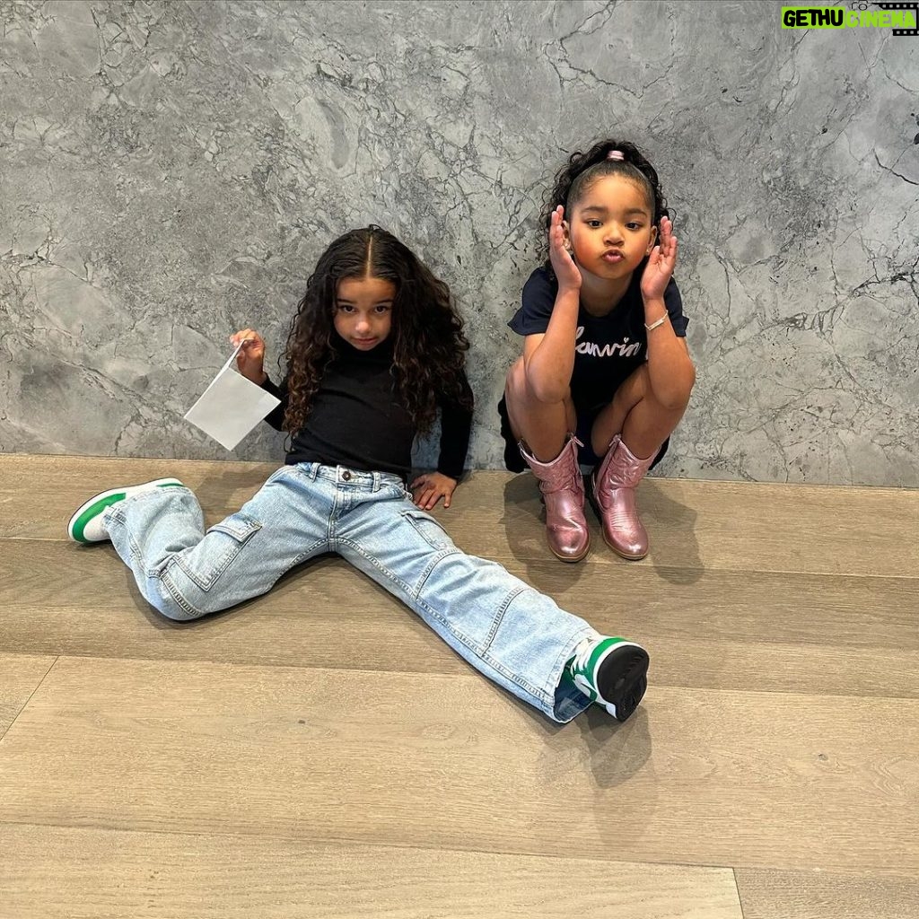 Khloé Kardashian Instagram - My Girls 🩷