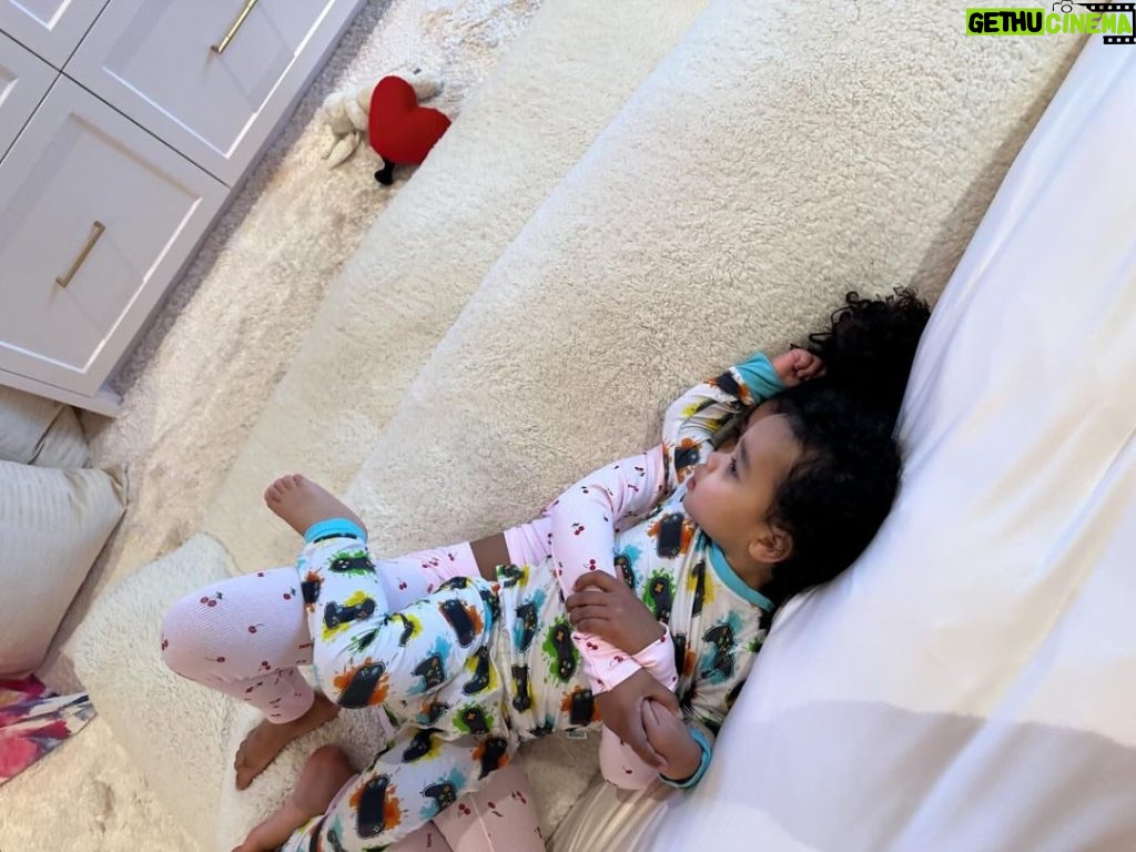 Khloé Kardashian Instagram - Saturday Sibling Snuggles and a video of the most patient cat ever!!! Grey kitty is the sweetest 🐈‍⬛🩶 PJs on True @skims PJs on Tatum @zipnbear