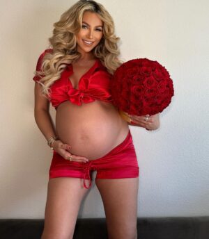 Khloë Terae Instagram - POV you’ve been growing your valentine for 9 months and it’s almost time for her to make her appearance ❣️🥰💌 @fashionnova