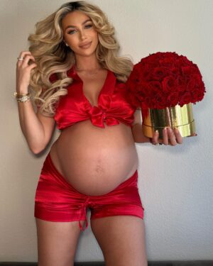 Khloë Terae Instagram - POV you’ve been growing your valentine for 9 months and it’s almost time for her to make her appearance ❣️🥰💌 @fashionnova