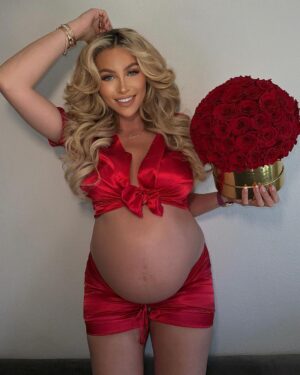Khloë Terae Instagram - POV you’ve been growing your valentine for 9 months and it’s almost time for her to make her appearance ❣️🥰💌 @fashionnova