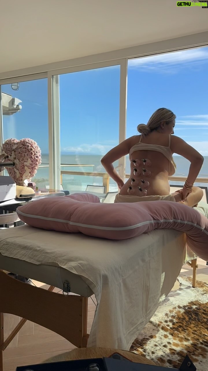 Khloë Terae Instagram - Ready when you are Ocean Rose 🫶🏼 Had a beautiful session of labor inducing acupuncture & cupping with the amazing Crystal from @californiamobileacupuncture 🪡 Fellow mamas, what did you do to bring on labor naturally? Reading comments below 👇🏼 Malibu, California