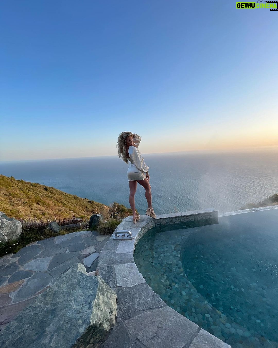 Khloë Terae Instagram - Where the sky meets the sea, that’s where you’ll find me 🌊✨ #throwback #bigsur Big Sur, California