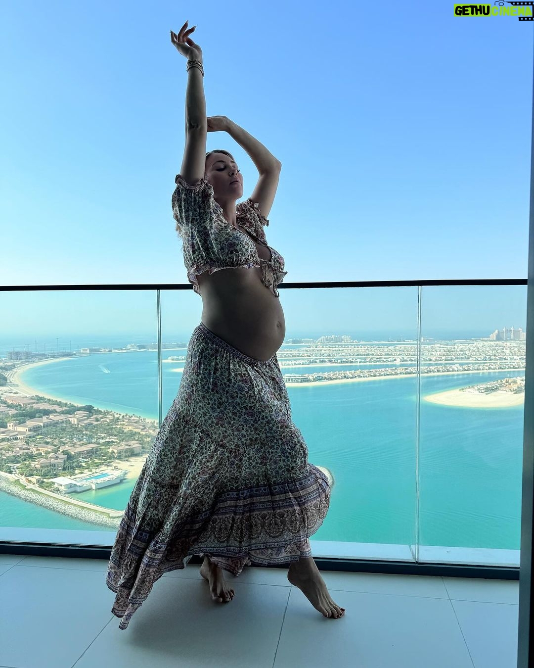 Khloë Terae Instagram - Dancing to the beat of our own hearts 🫶🏼✨ Dubai, United Arab Emirates