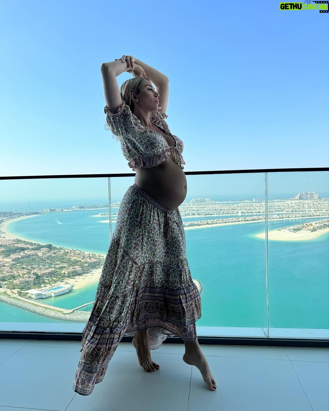 Khloë Terae Instagram - Dancing to the beat of our own hearts 🫶🏼✨ Dubai, United Arab Emirates