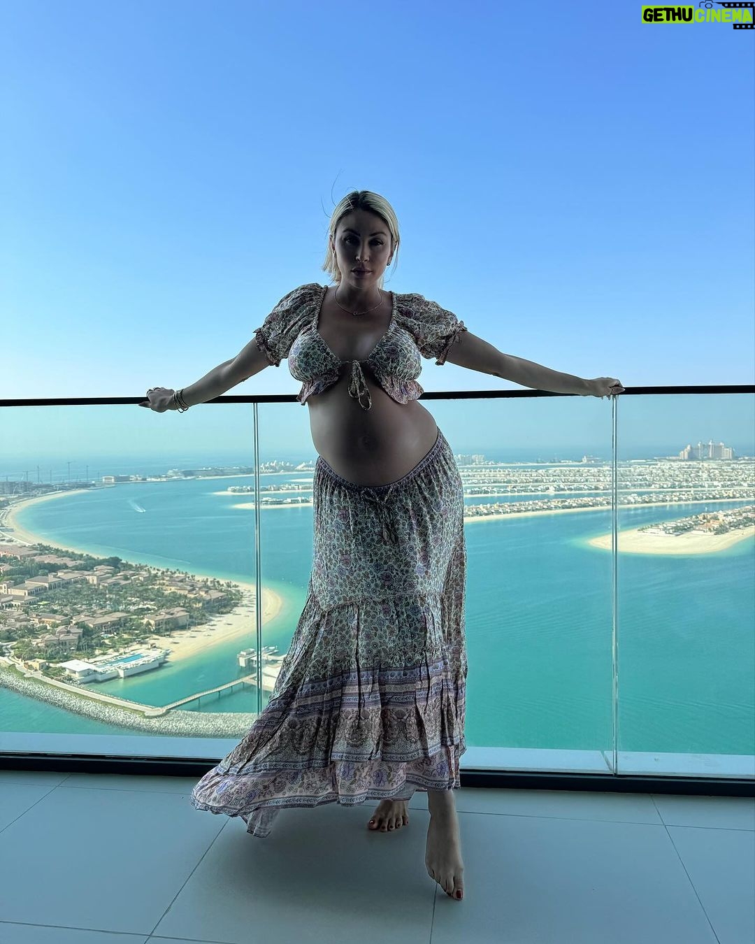 Khloë Terae Instagram - Dancing to the beat of our own hearts 🫶🏼✨ Dubai, United Arab Emirates