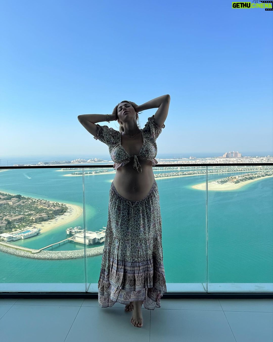 Khloë Terae Instagram - Dancing to the beat of our own hearts 🫶🏼✨ Dubai, United Arab Emirates