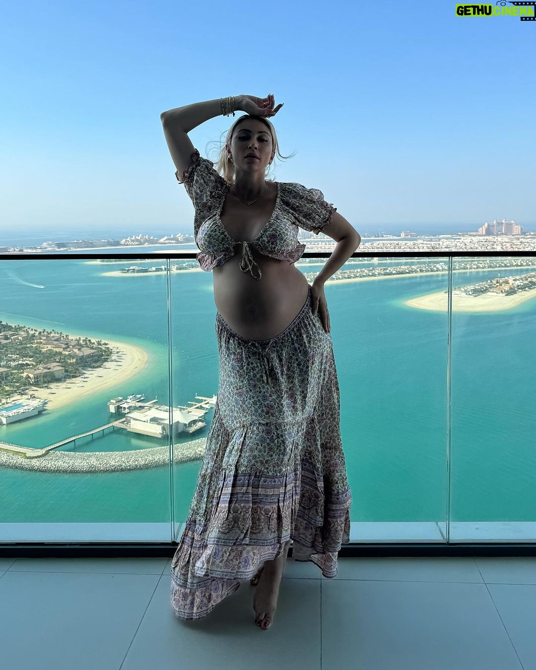 Khloë Terae Instagram - Dancing to the beat of our own hearts 🫶🏼✨ Dubai, United Arab Emirates