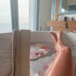 Khloë Terae Instagram - pretty insane how much your life can change in a year 🛁 🫧 ready for what’s coming while being grateful for every moment it took to get me here 🤍✨🌊 Raffles Maldives Meradhoo