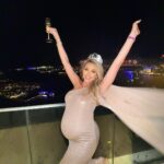 Khloë Terae Instagram - Welcome to 2024 🖤✨👸🏼 Can’t wait to meet the best thing that ever happened to me in 2024 🥹🙏🏼🤍 #30weeks #NYE #dubai Dubai, United Arab Emirates