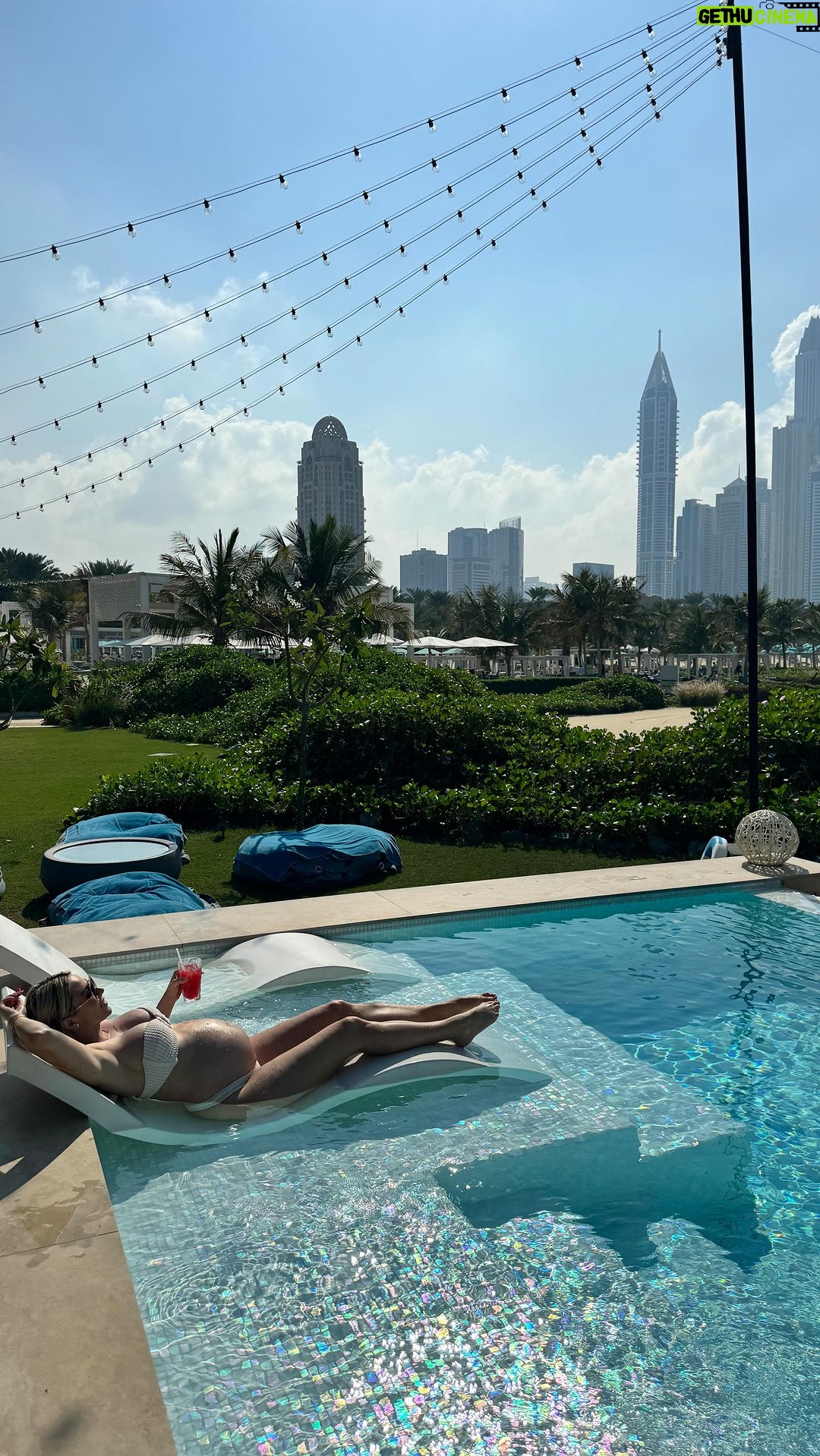 Khloë Terae Instagram - Relaxing into my 30th week of pregnancy 🤍✨💐 #30weeks One&Only The Palm Dubai