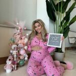Khloë Terae Instagram - The best gift of all isn’t under the tree yet… she’s in my belly! @fashionnova #28weeks 💕🎄✨ wearing “candy cane kisses” #fashionnova has the cutest holiday onesies for you and the whole family! 🎀 Hermosaa Beachh.<3