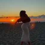 Khloë Terae Instagram - Golden hour is our favorite time of day @fashionnova 🌞 featured items in size medium: Ajay maxi dress in sand & pink too hot to handle puffer jacket in camel #sunsetlover #fashionnova #ad Hermosaa Beachh.<3