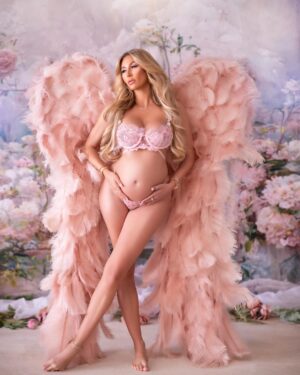 Khloë Terae Instagram - Happiness is carrying the whole universe inside of you 👼🏻🎀🪽 

photography by the one & only @alloriawinterphotography
