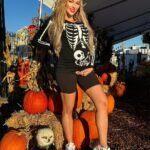 Khloë Terae Instagram - can’t wait to match with you forever 🎃🤰🏼✨ & just think at this time next year I’ll have my baby girl sitting in a carved out pumpkin just like this 🥰 Los Angeles, California