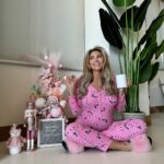 Khloë Terae Instagram - The best gift of all isn’t under the tree yet… she’s in my belly! @fashionnova #28weeks 💕🎄✨ wearing “candy cane kisses” #fashionnova has the cutest holiday onesies for you and the whole family! 🎀 Hermosaa Beachh.<3